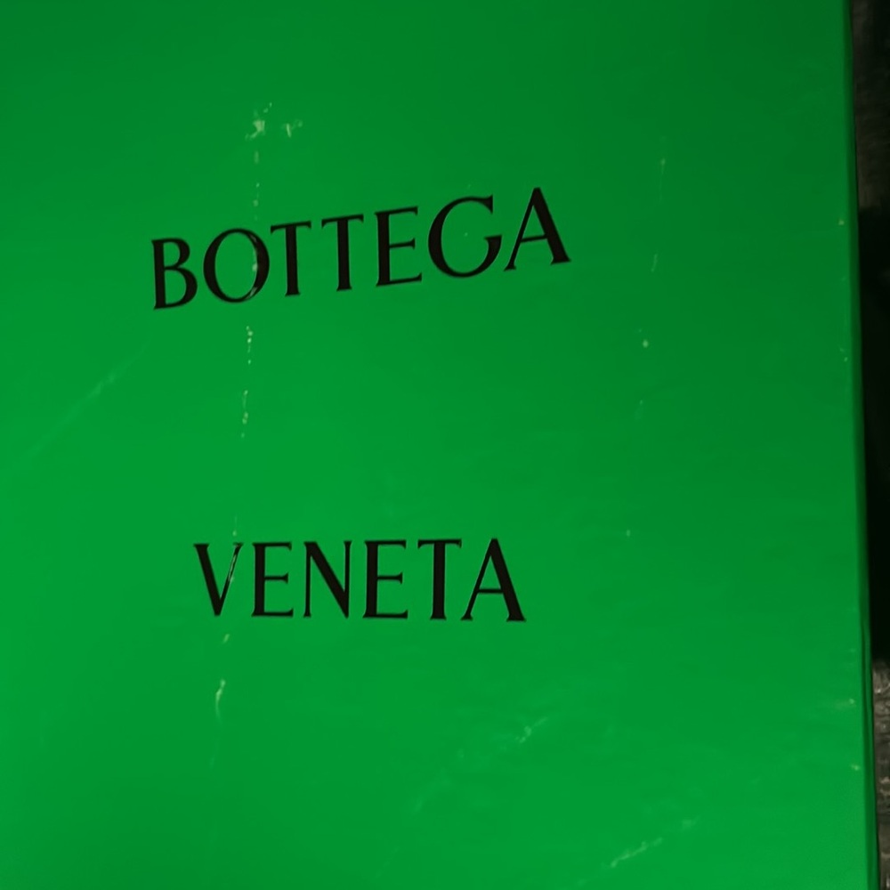 I’m selling my bottega boots only wore 1 time looks brand new - Picture 2 of 3